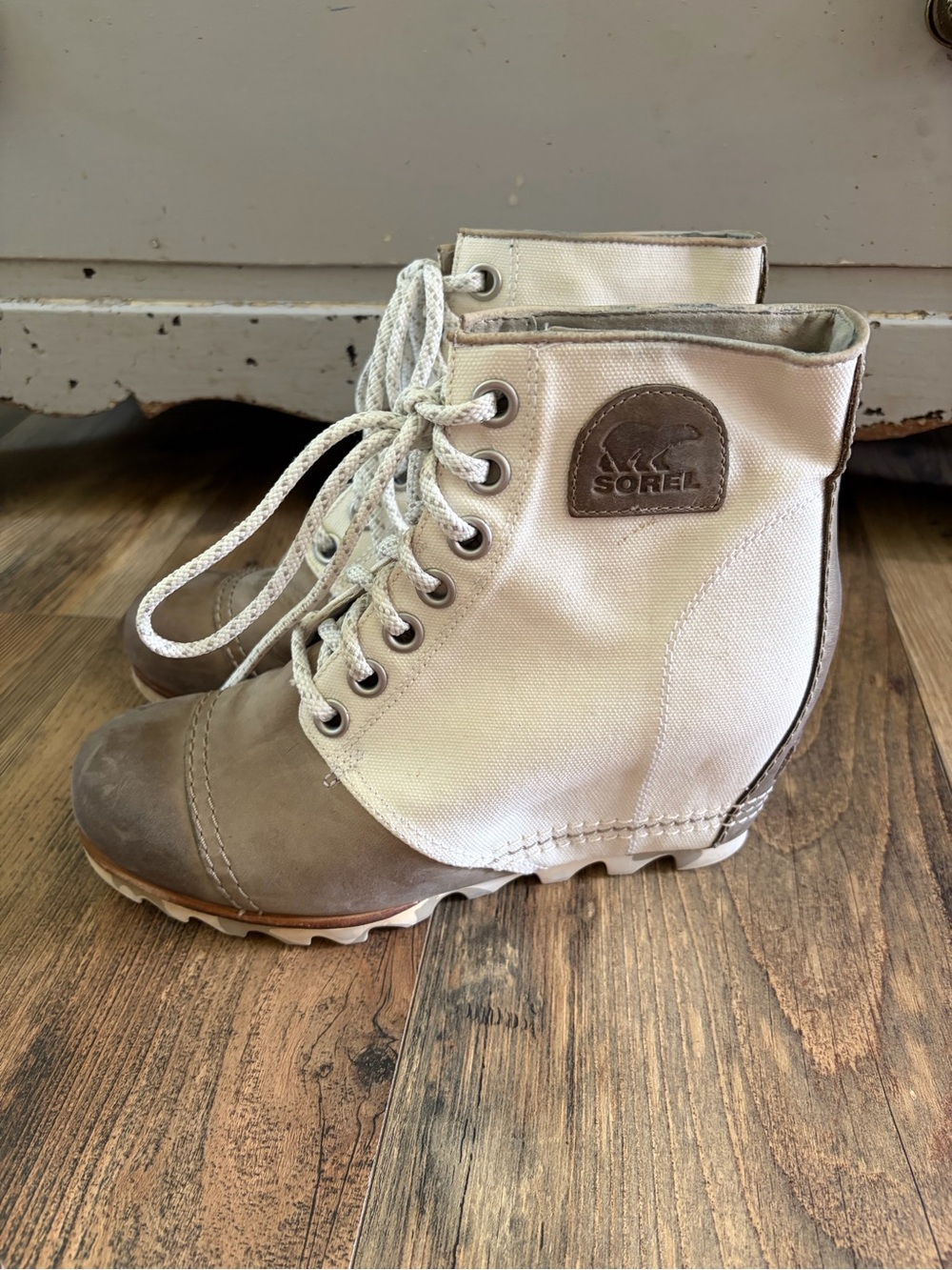 Sorel Two-Tone Lace-Up Women's Ankle Boots in Brown and Cream - Picture 2 of 6